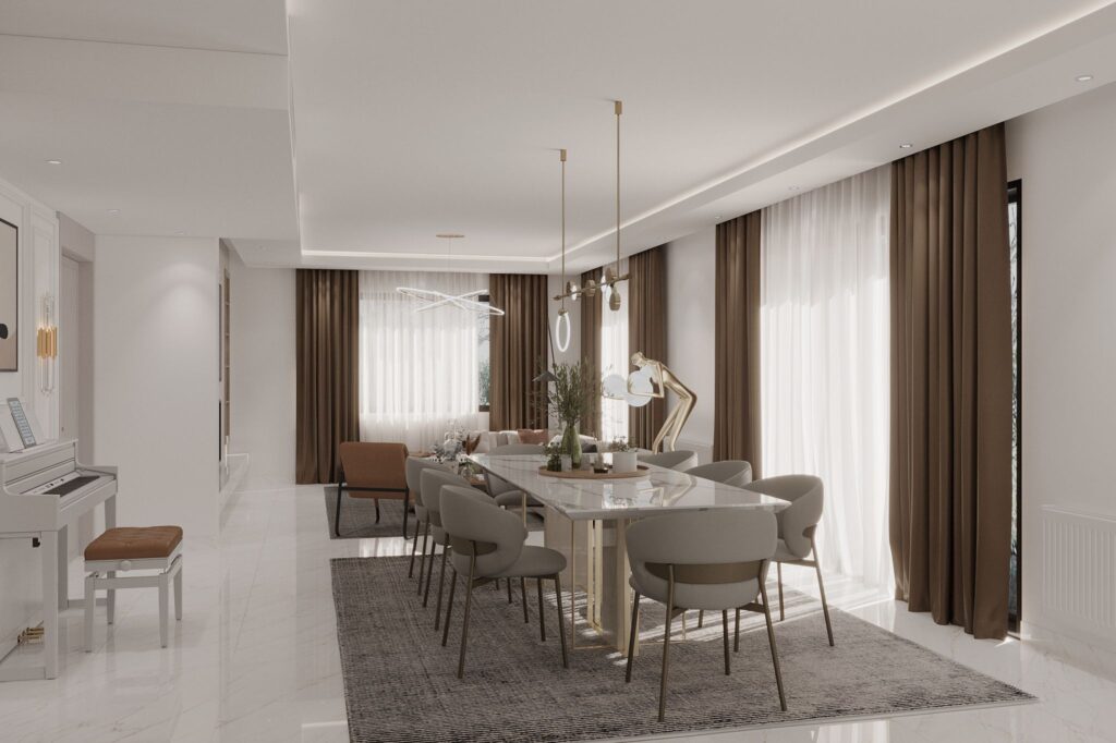 Geniş ve aydınlık bir alana sahip, modern avizelerle süslenmiş, piyanolu villa salon ve yemek odası.