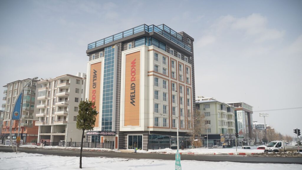 Melid Otel İç Mimarlık Modern mimari yapısı ve cephe aydınlatmalarıyla Melid Otel'in dış cephe görünümü.