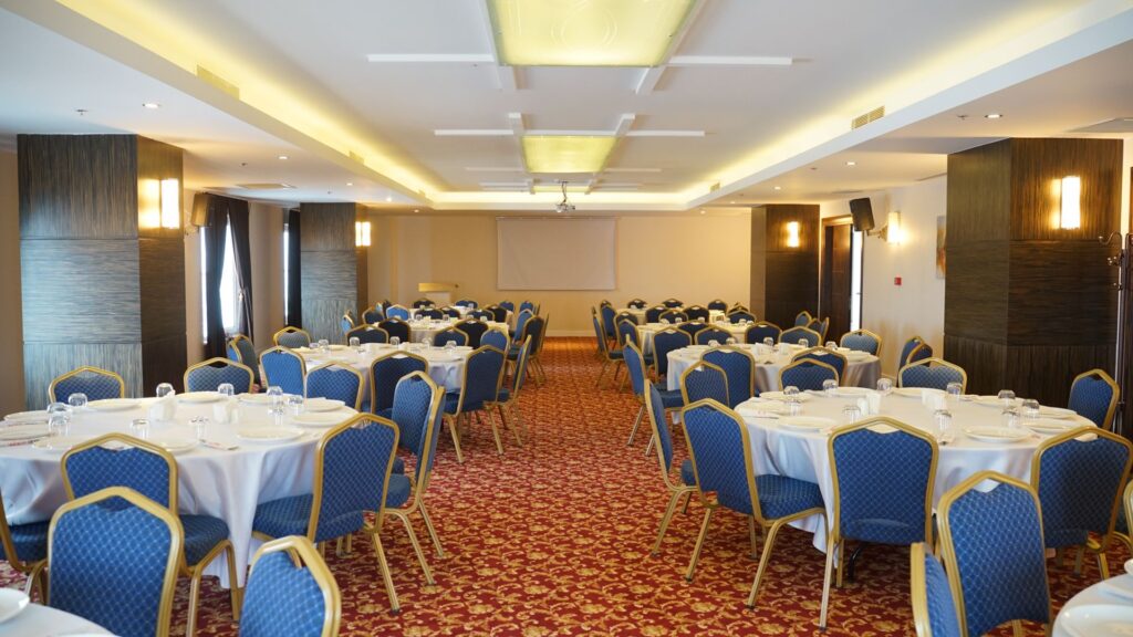 Melid Otel İç Mimarlık Geniş alana sahip, yuvarlak masalarla dizayn edilmiş, çok amaçlı bir toplantı salonu.
