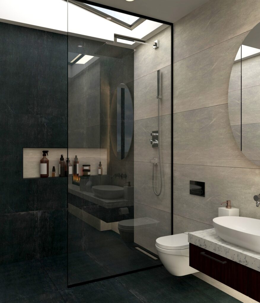 Mermer ve taş görünümlü duvar panelleri, geniş cam duşakabin ve modern aydınlatmalarla tasarlanmış banyo.